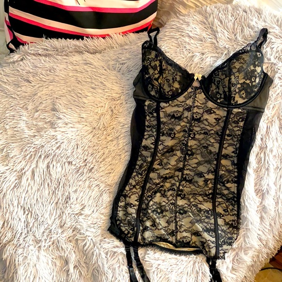 VS sexy intimate wear with thigh high snaps - Picture 1 of 6